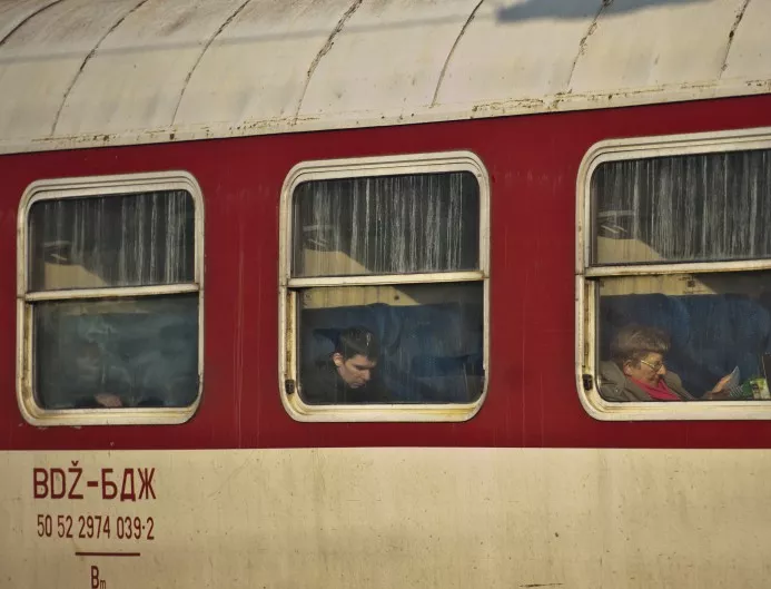 Движението на влаковете в страната се осъществява при тежки зимни условия
