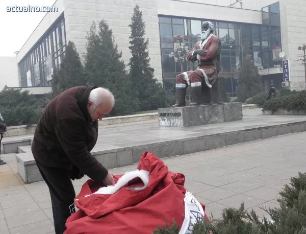 Дядо Коледа донесе чувал с подарък "оставка" в Благоевград