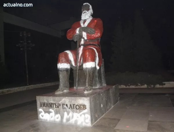 В Благоевград боядисаха паметника на Димитър Благоев като Дядо Мраз