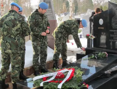 Наказан войник за оскверняването на паметник в Карлово поднася венци за загиналите в Кербала