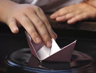 Хартиена лодка с мотор е новата най-популярна играчка за вана