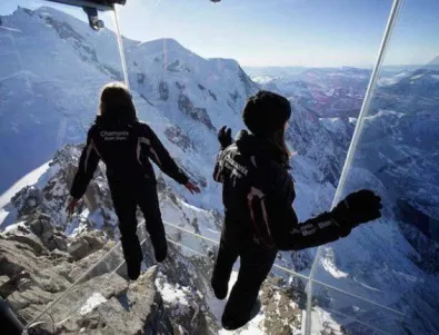 Невероятна гледка от стъклена стая във Френските Алпи (снимки)