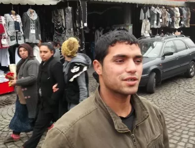 Британски тв екип разпитва ромите в Столипиново дали ще ходят в Англия
