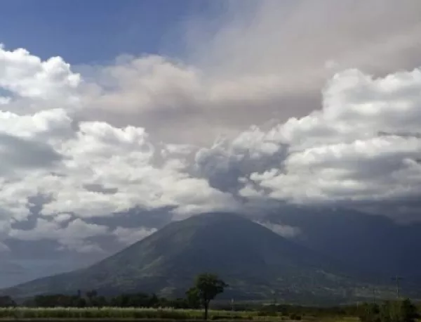 Вулкан евакуира хиляди хора в Салвадор
