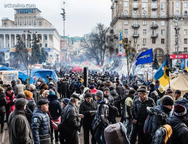 70 000 протестират в Киев, Кличко иска дебат на площада с Янукович