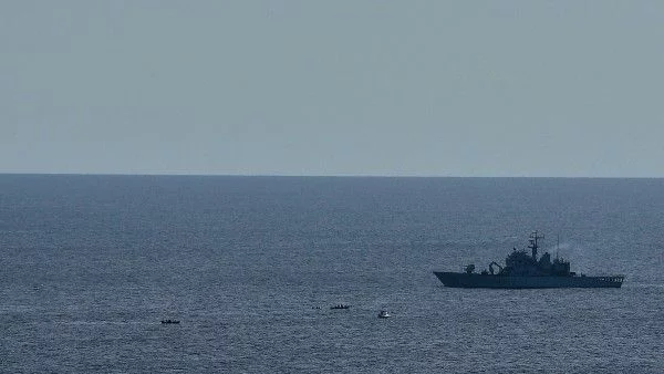 Кораб с 400 души бедства в Йонийско море 