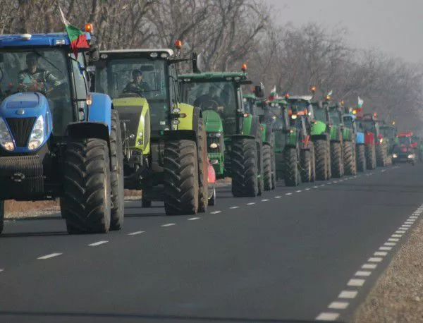 Зърнопроизводители блокират бензиностанции из страната