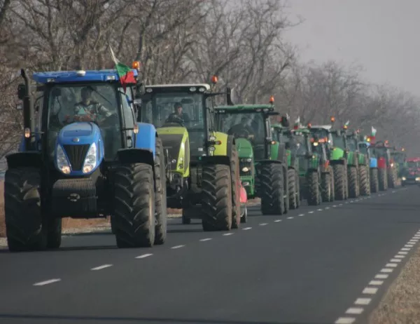Фермери блокират пътищата с трактори в знак на протест