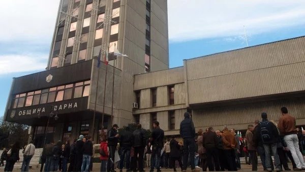 Протестиращи във Варна връчиха молба за оставка на областния управител