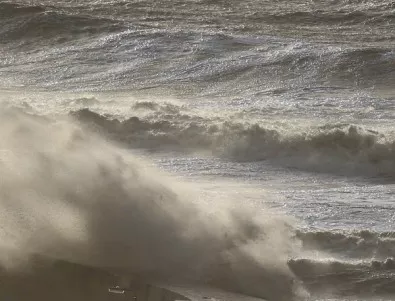 Буря и вълни удариха северните брегове на Испания