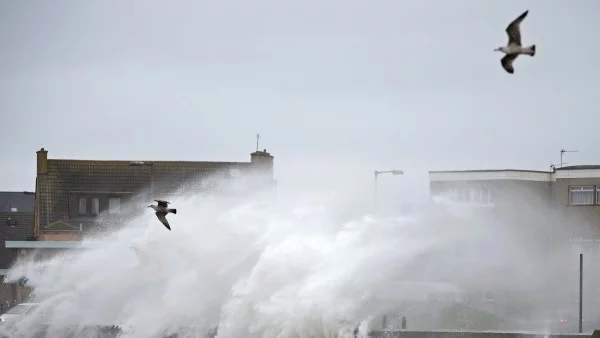 Бурите във Великобритания съсипаха крайбрежието на Албиона