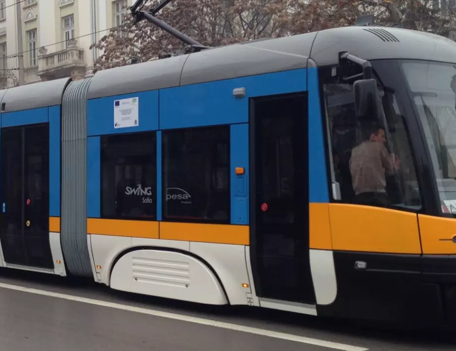 Катастрофа в центъра на София временно спря трамвай 22 