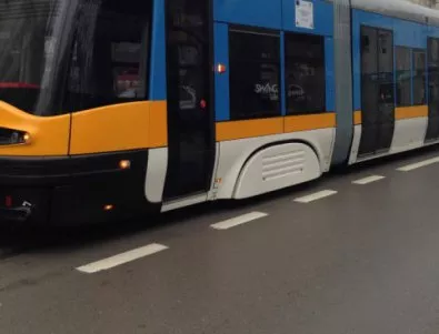 Късо съединение след мълния спря трамваи в София