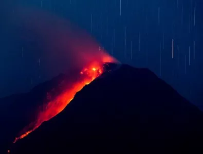 Повече от 20 000 души бяха евакуирани заради изригването на вулкан в Индонезия