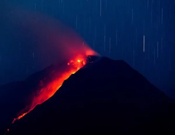 Изригнаха два вулкана в Индонезия