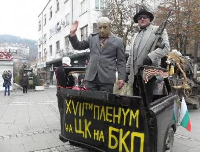Борисов и Живков гонят злото заедно с кукери (снимки)