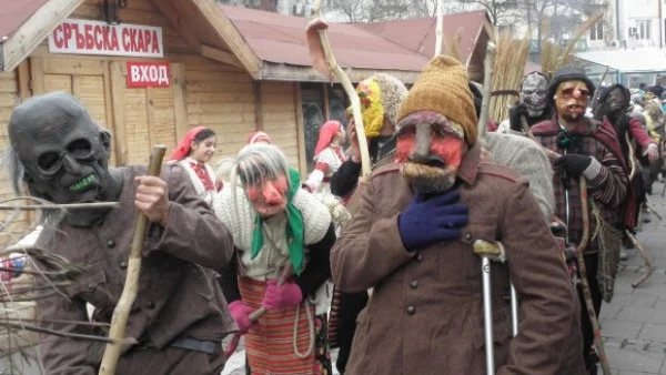 Борисов и Живков гонят злото заедно с кукери (снимки)