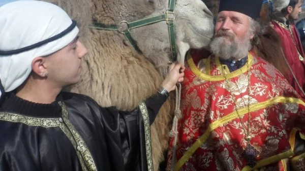 Двугърби камили придружаваха Божия кръст в Кърджали