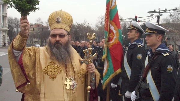 Александър Николов от Варна извади кръста от морето за втора година