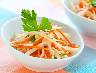Тази салата от ряпа и морков отваря огромен апетит