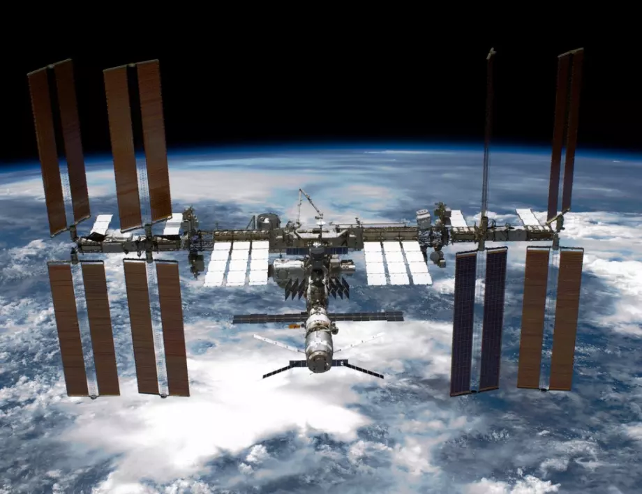 Санкциите са само на Земята, на МКС сме един екип, казват руски космонавти