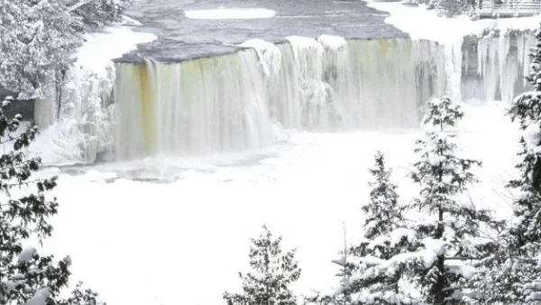 Ниагарският водопад замръзна 