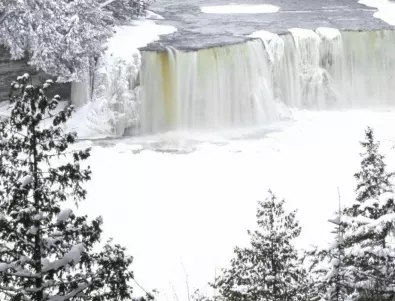 Ниагарският водопад замръзна частично (ВИДЕО)