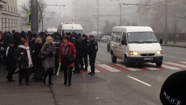 Протестиращи дават по една стотинка на демонстрант, за да плати глоба