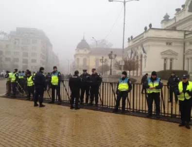 Много полиция и все още малко хора пред Народното събрание