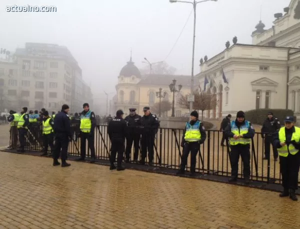 Много полиция и все още малко хора пред Народното събрание