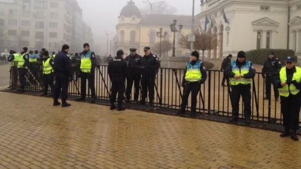 Много полиция и все още малко хора пред Народното събрание