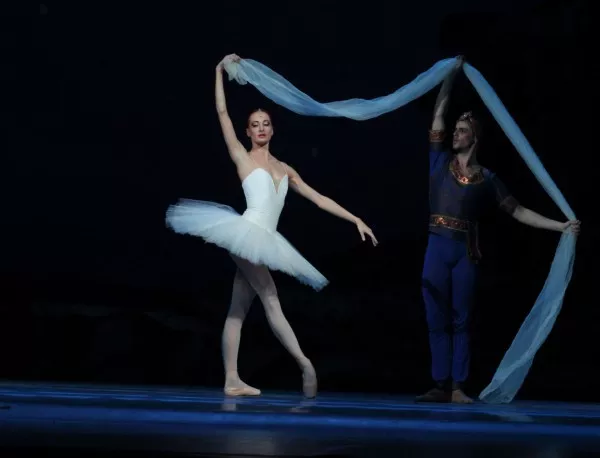 Кой спечели двоен билет за балета „Баядерка”