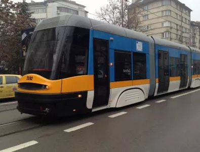Кола и трамвай се блъснаха до Румънското посолство в София 
