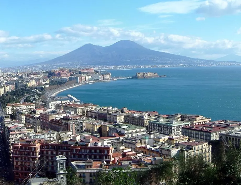 Неапол връща маските на открито