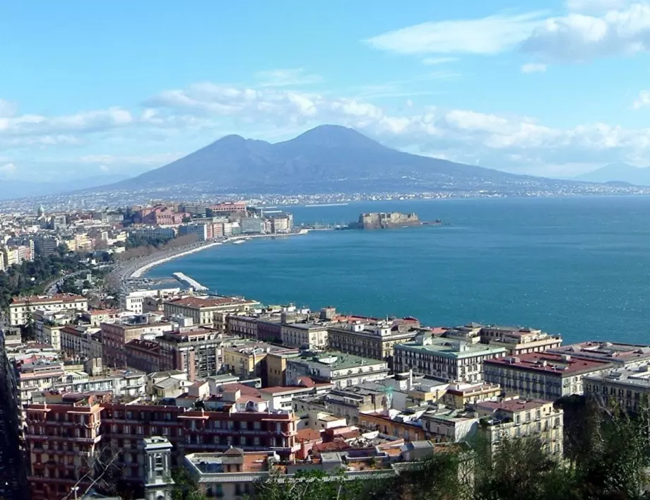 Паркинг в Неапол пропадна заради подпочвени води 