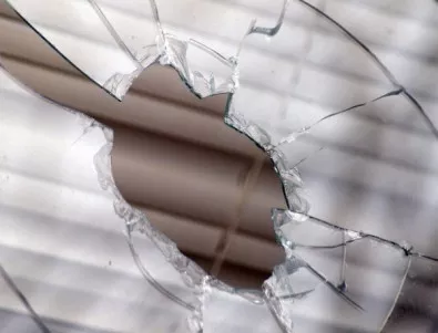 Офисите на ГЕРБ и Атака във Варна осъмнаха с разбити стъкла