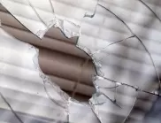 Мъж хвърли бутилка по автобус в Пловдив и счупи стъклото му