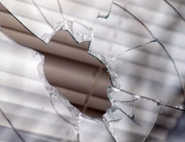 Мъж счупи витрината на гише в държавна приемна, пострада служителка