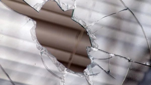 Мъж счупи витрината на гише в държавна приемна, пострада служителка
