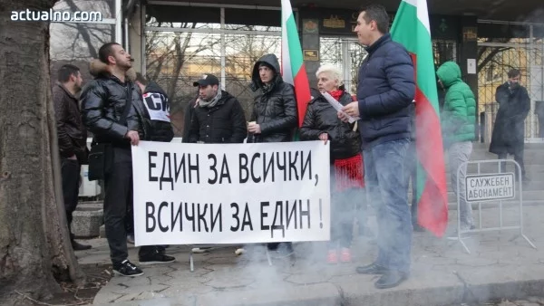 Както и обещаха, тютюнопроизводителите запалиха тютюн пред МЗХ