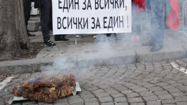 Запалени бали и затворени пътища на поредния протест на тютюнопроизводителите