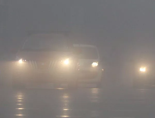 Видимостта е ограничена в някои пътни участъци заради мъгла 