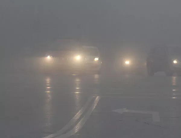 Гъста мъгла затруднява движението в Ямбол
