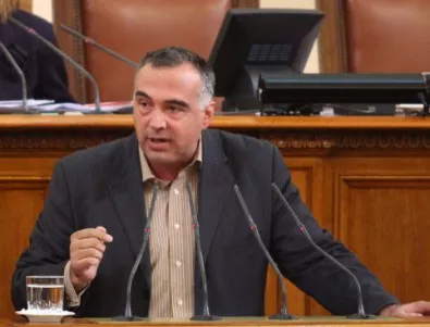 Кутев: Скобите пред парламента бяха провокация