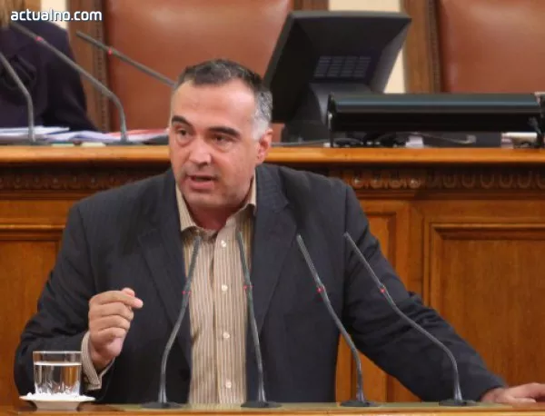 Кутев: Скобите пред парламента бяха провокация