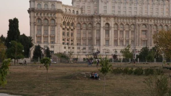 Разследваният за корупция финансов министър на Румъния не подава оставка 