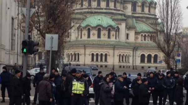 Полицейска блокада и масови проверки за празника в София днес