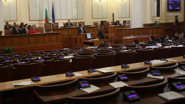 По-малко от една трета от депутатите гласуват и приемат Изборния кодекс