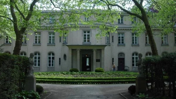 Нацистите провеждат Ванзейска конференция, на която изготвят план за ликвидирането на евреите