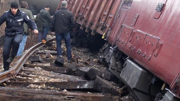 Влак дерайлира заради свлечена скална маса